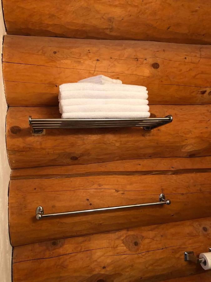 Cariboo Log Guest House Lac La Hache Zewnętrze zdjęcie